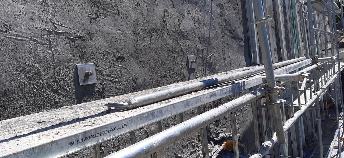Microanclajes finalizados en el muro de contención