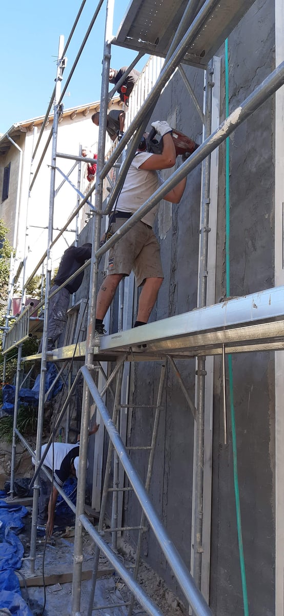 Operario de Uretek perforando el muro de la intervención