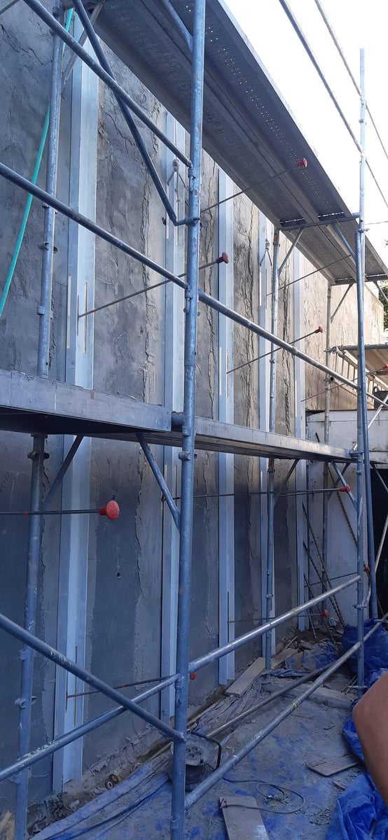 Realización de microanclajes en el muro de contención