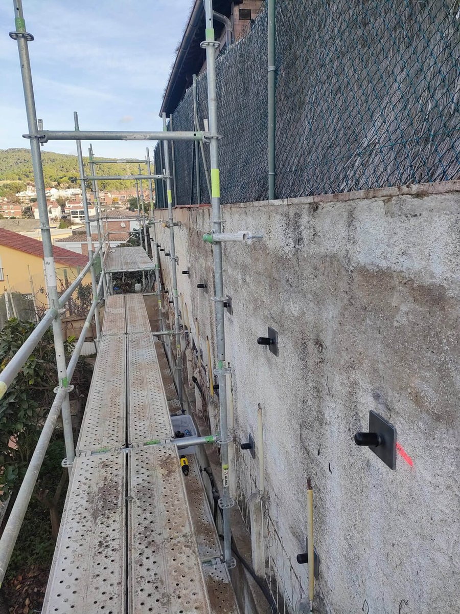 Fila de anclajes finalizados en el muro de contención