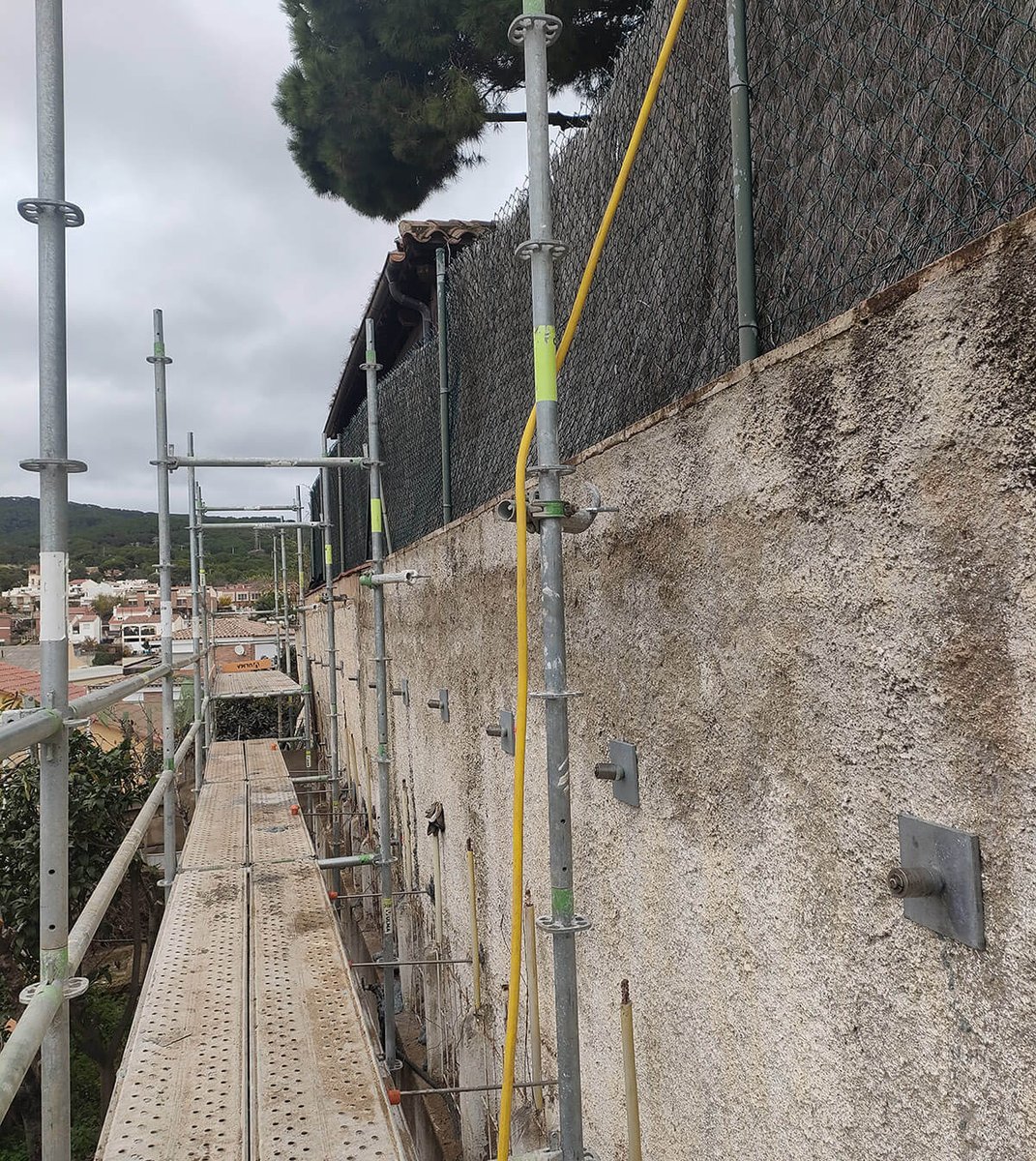 Instalación de microanclajes para evitar el basculamiento de un muro de contención