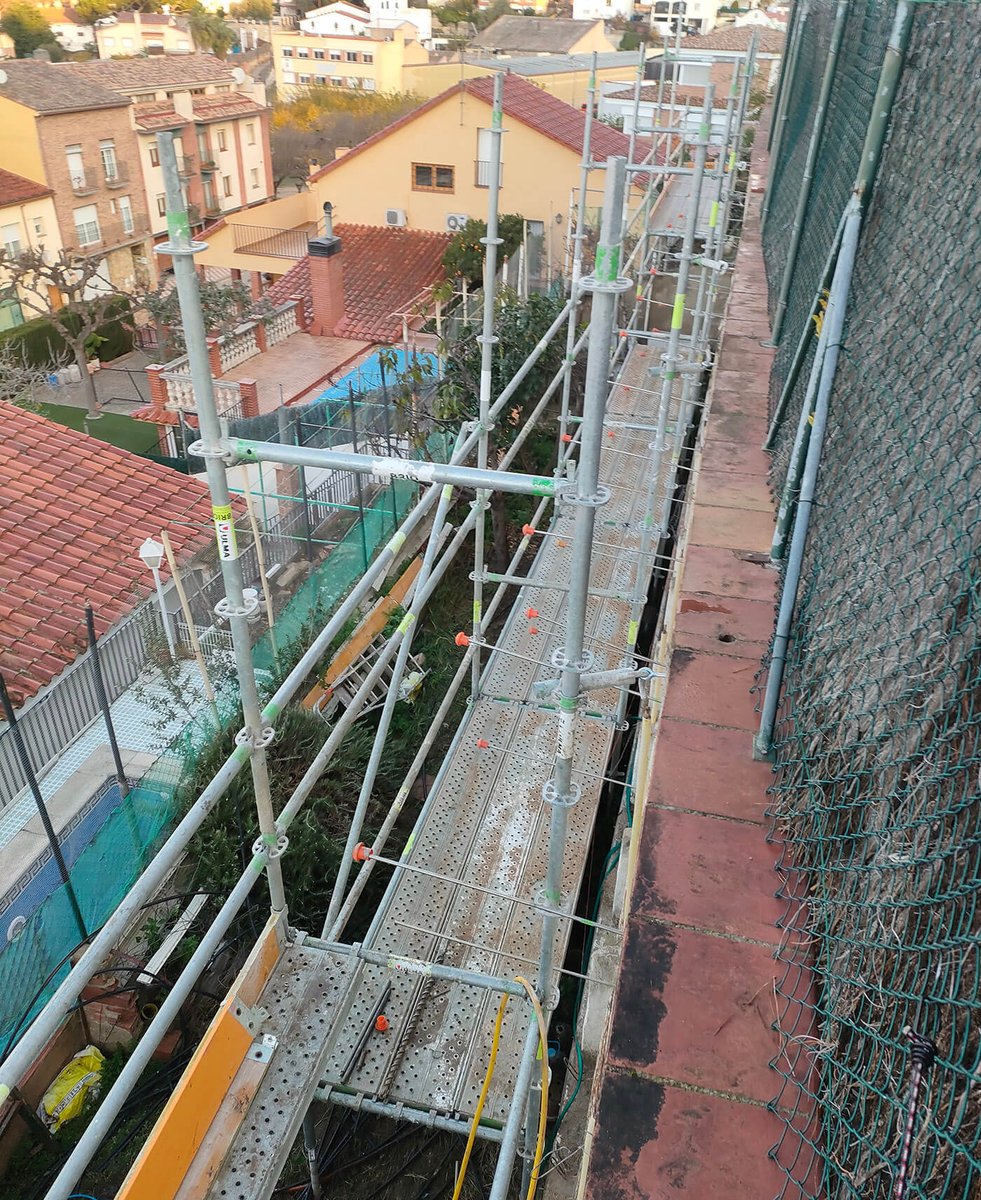 Vista en altura de la fila de anclajes durante su fase de colocación