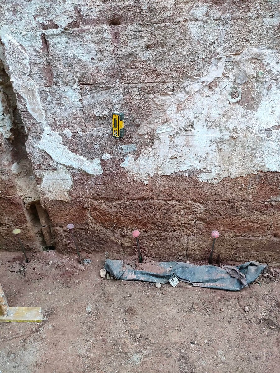 Fila de inyecciones de resina para la consolidación del terreno de cimentación