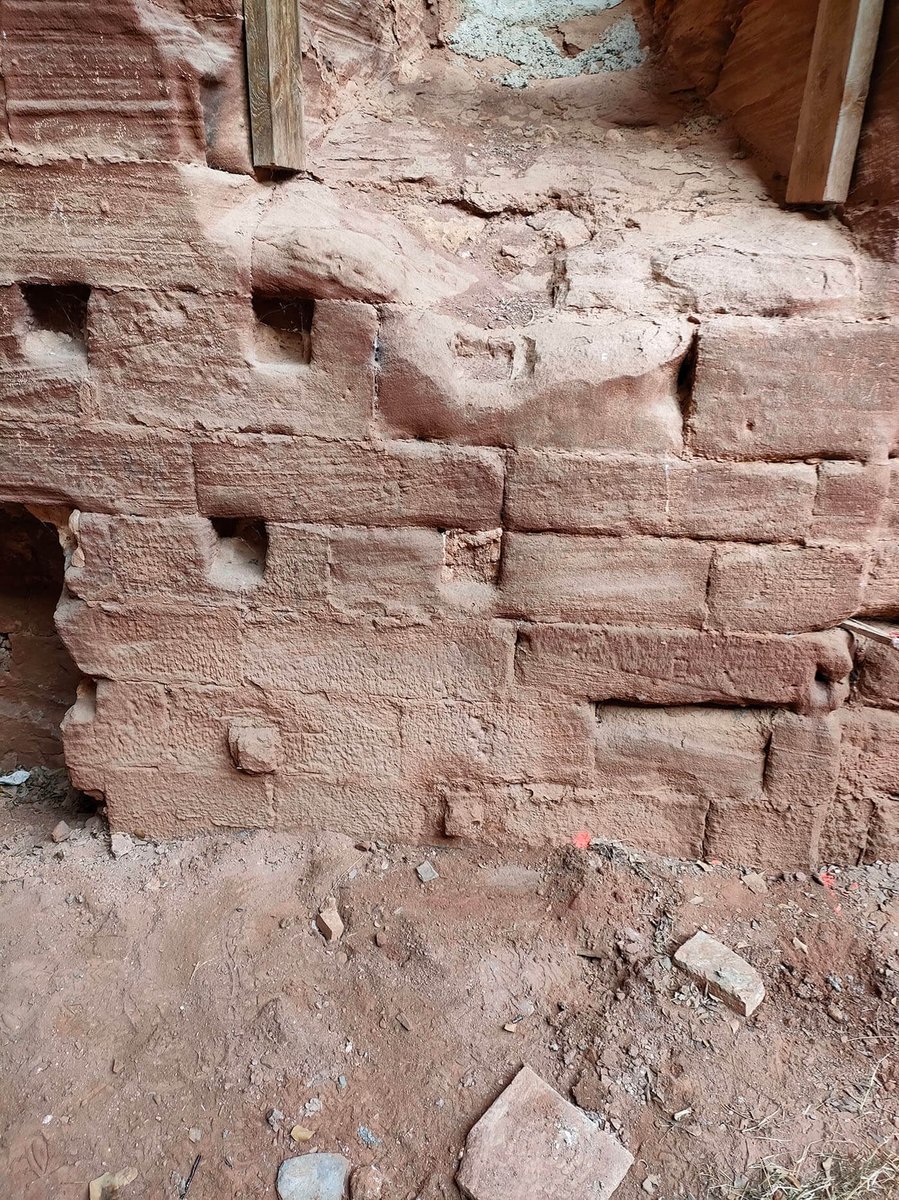 Muro del edificio de la intervención con problemas de consolidación del terreno