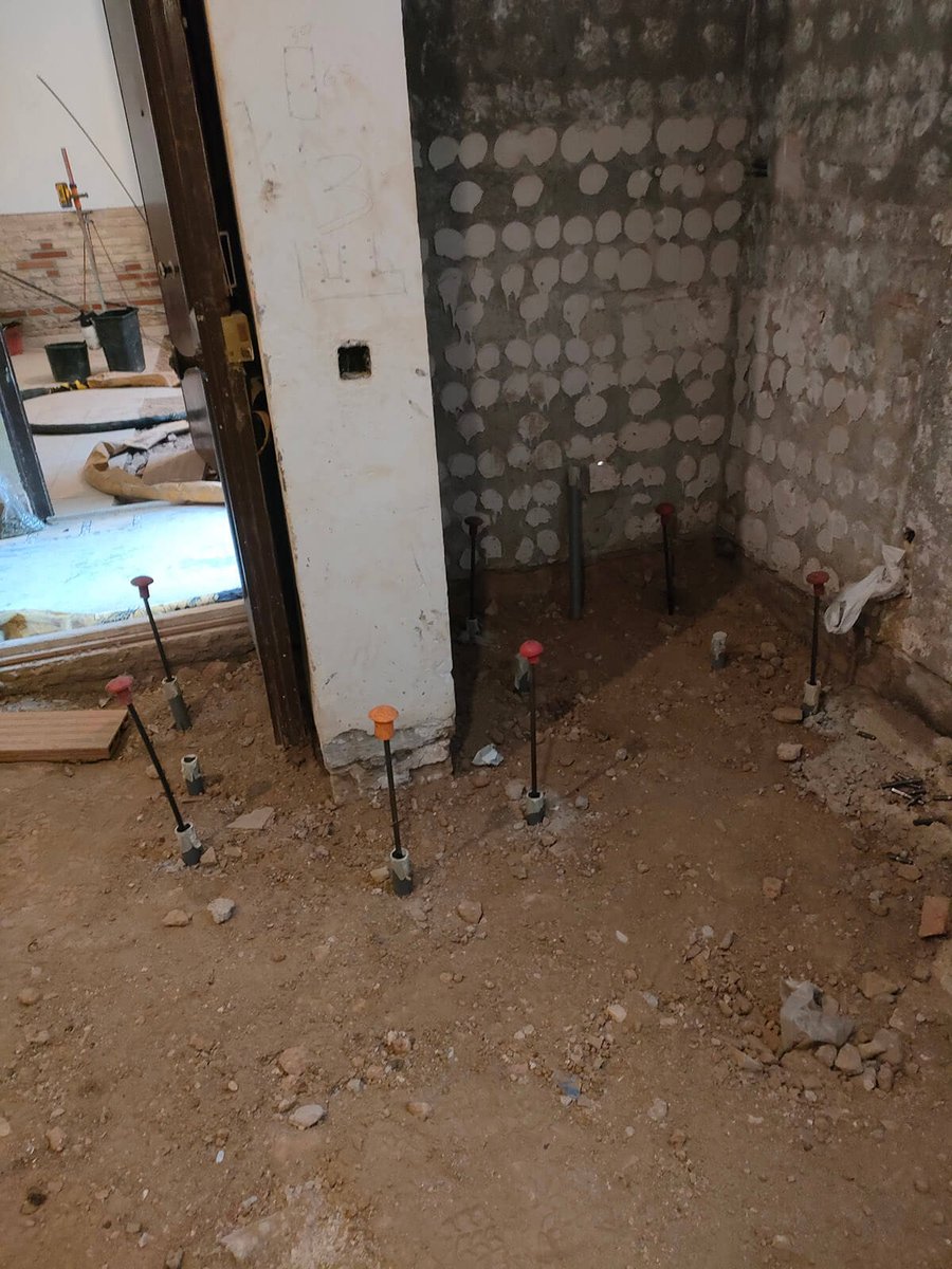 Inyecciones de resina en el interior de una de las viviendas