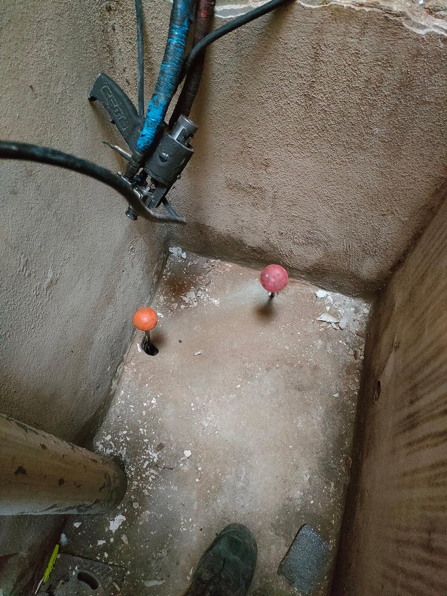 Puntos de inyección de resina en el interior del edificio