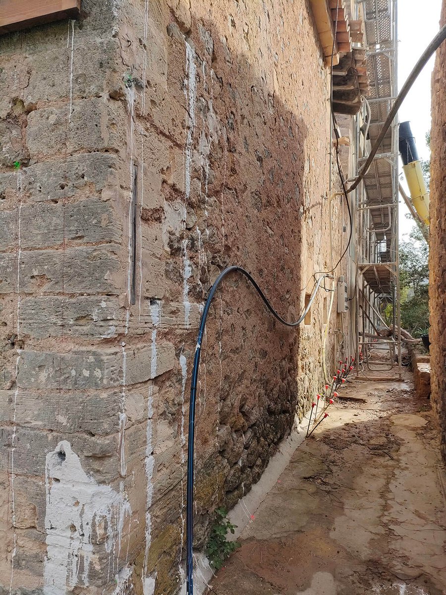 Puntos de inyección de resina en el terreno de la fachada