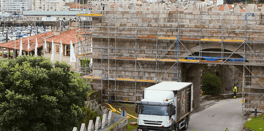 Plano de la muralla con el camión de Uretek