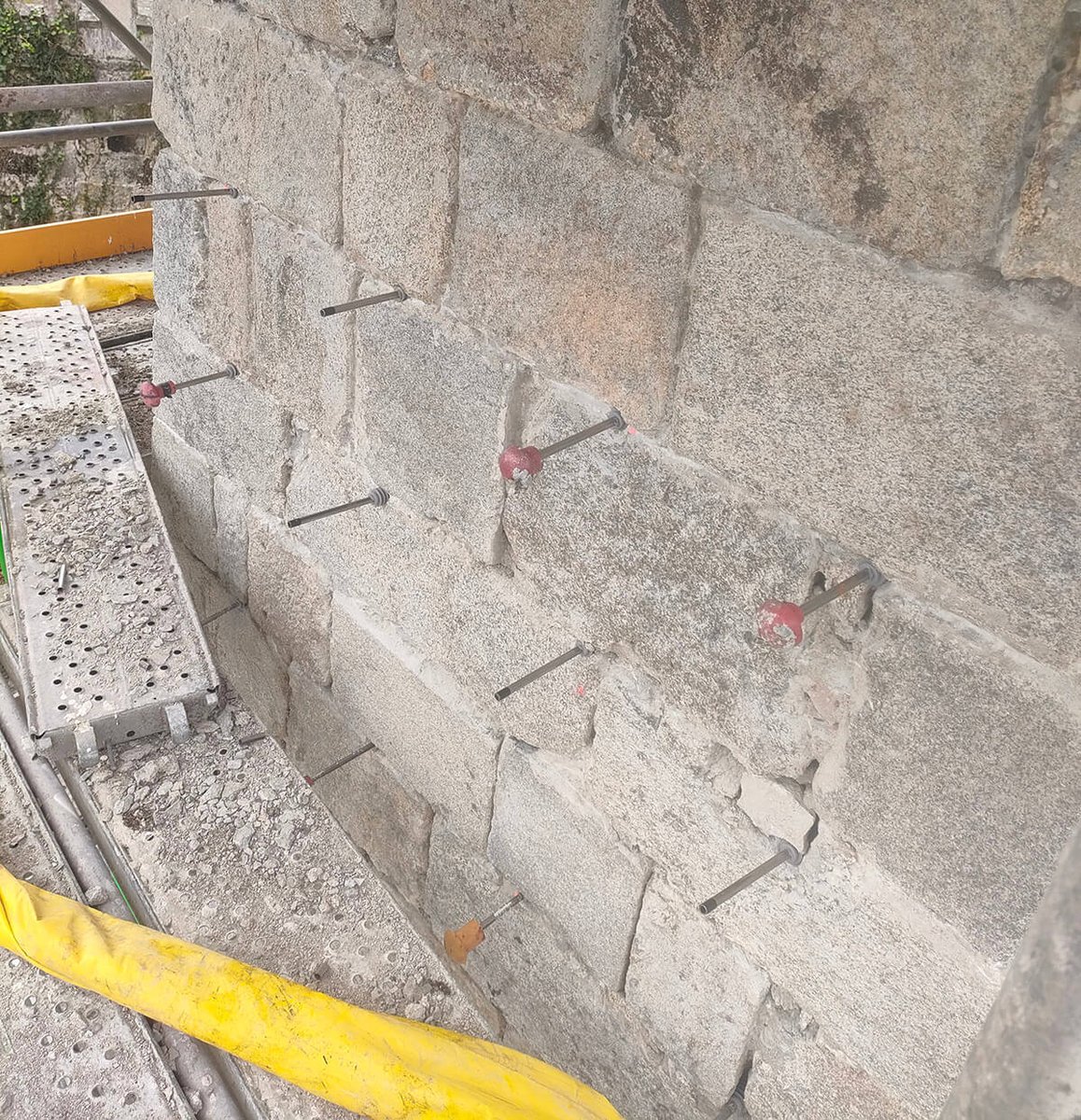Tubos de inyección ubicados en el muro de la intervención