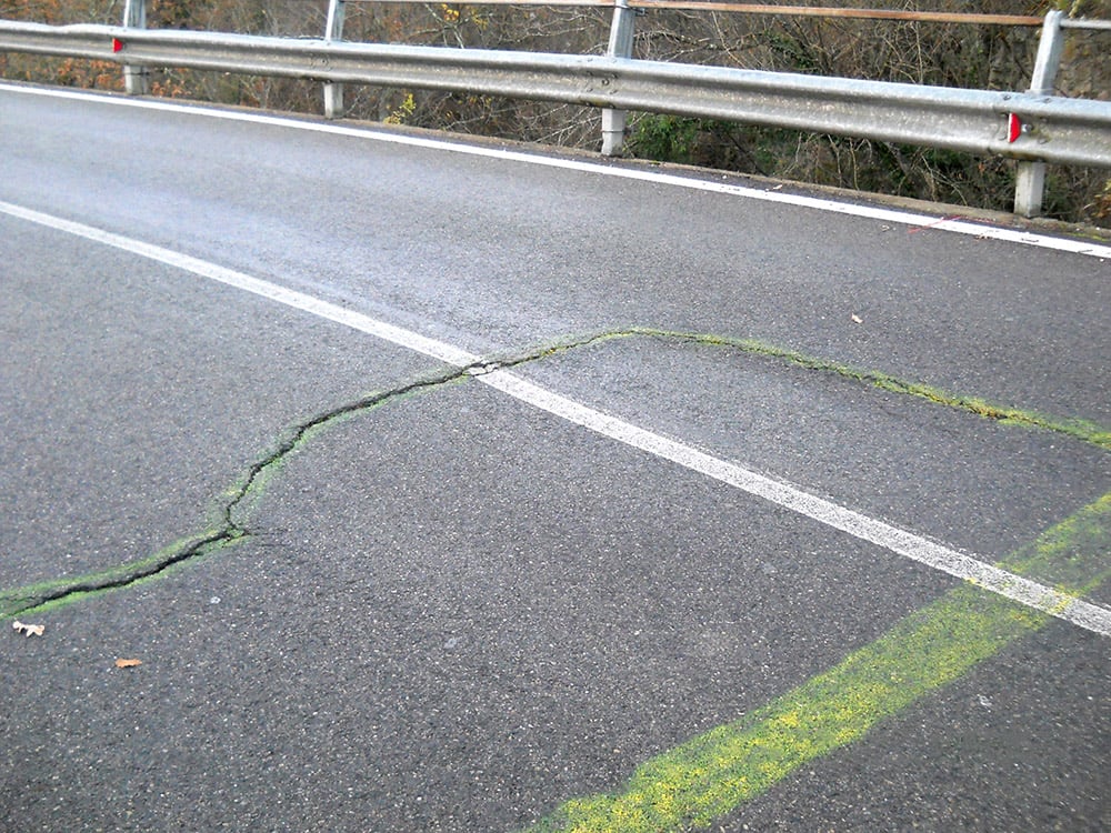 Grietas en la carretera