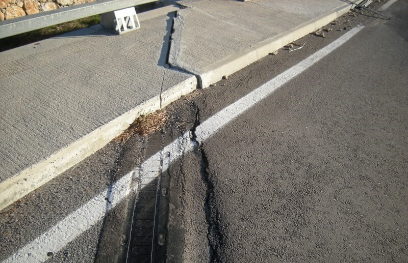 Grietas en la carretera