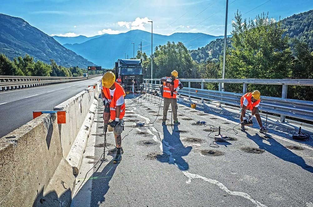 Restauración de hundimiento en el pavimento de una carretera