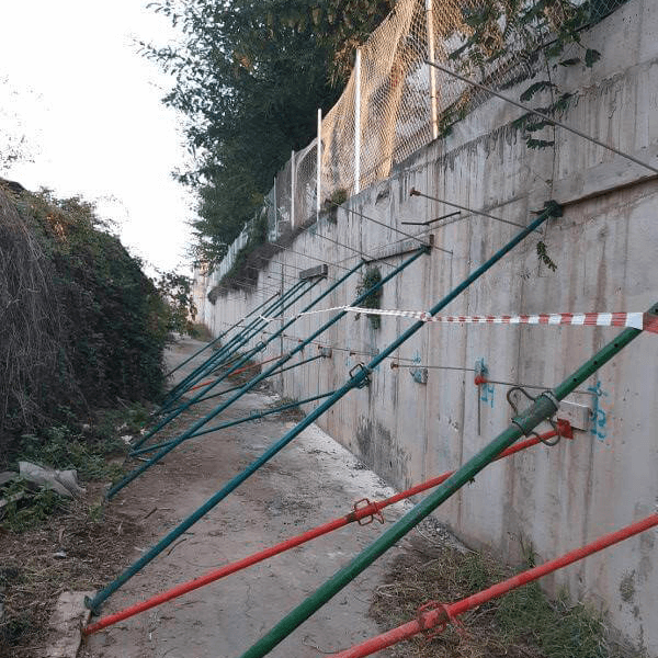 Muro de contención ligeramente volcado