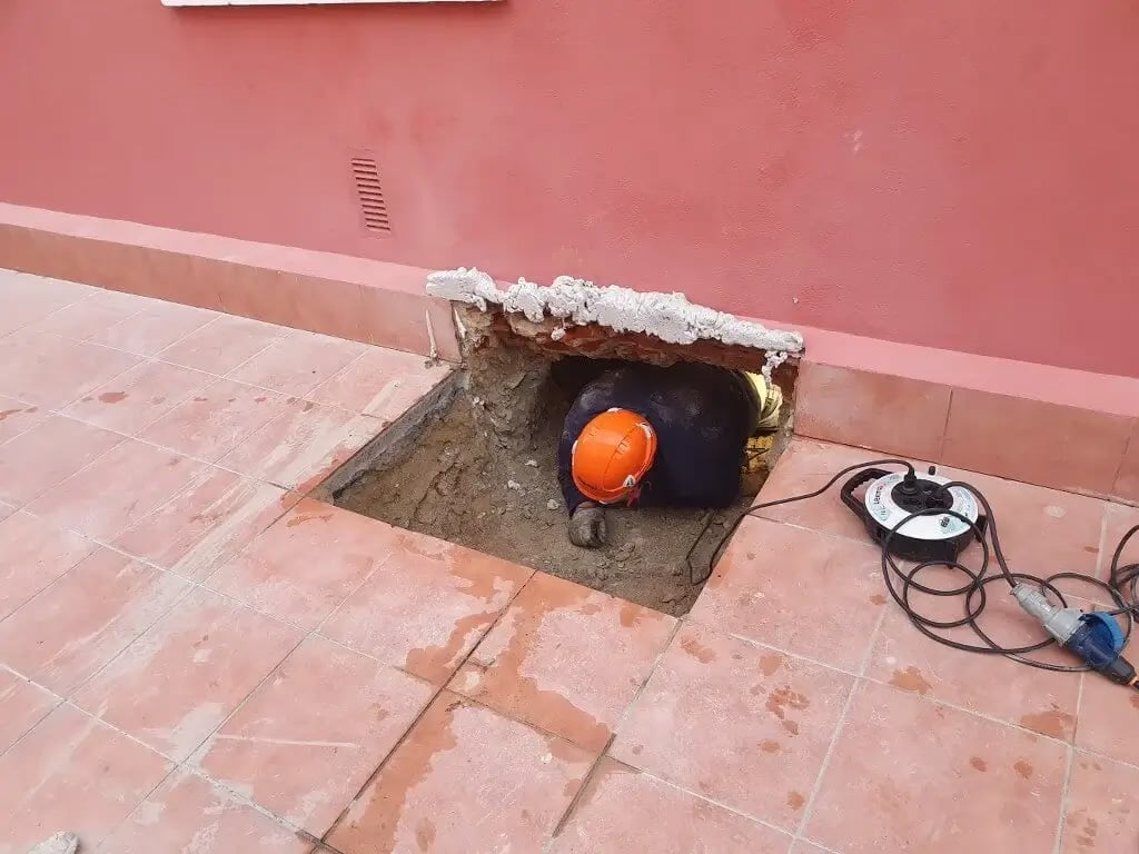 Operario de Uretek entrando en el forjado
