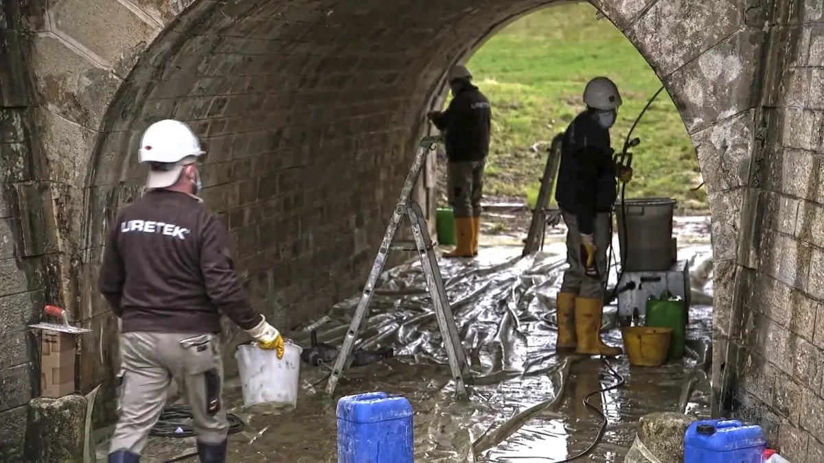 Intervención de water barrier en interior de un paso inferior