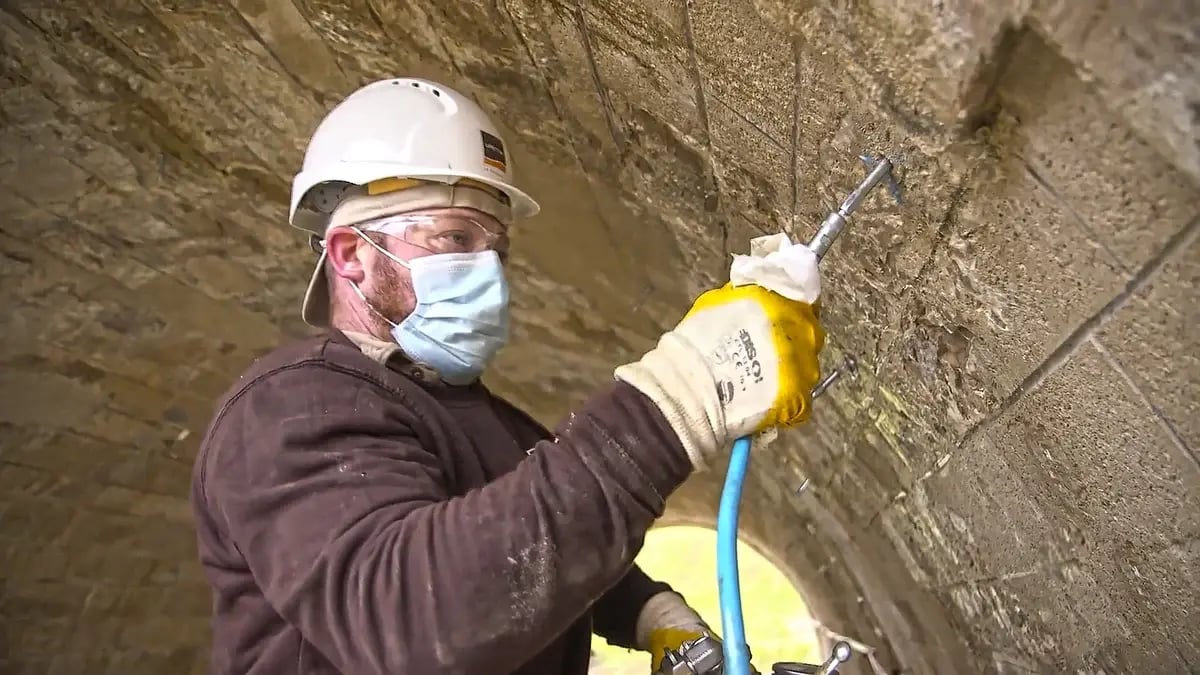 Intervención de water barrier en interior de un paso inferior