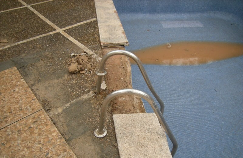Hundimiento del pavimento en una piscina comunitaria