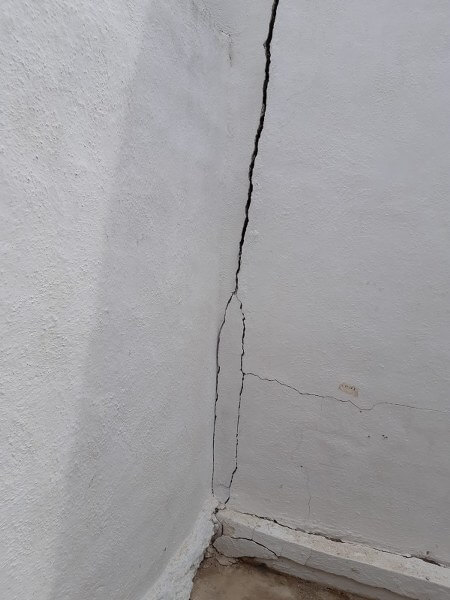 Grieta vertical en la pared