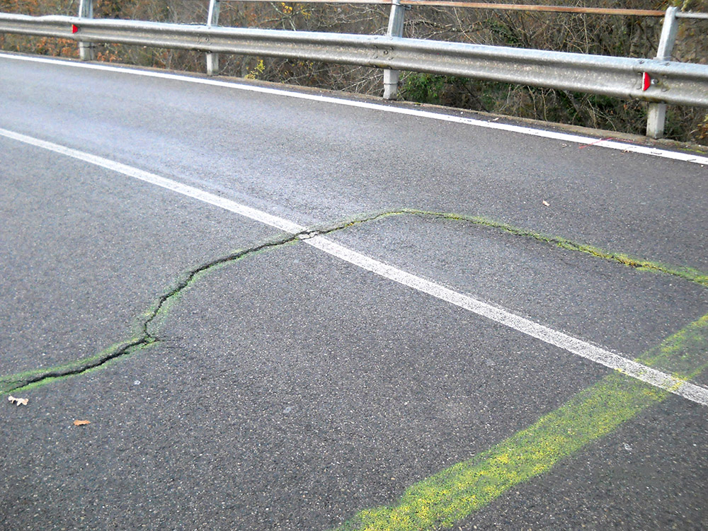 Grietas en la carretera