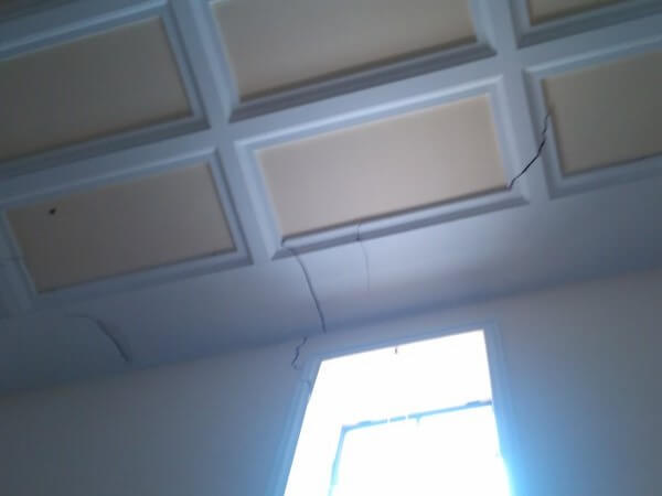Grietas en el interior de la ermita