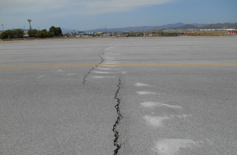 grieta-pavimento-aeropuerto-malaga