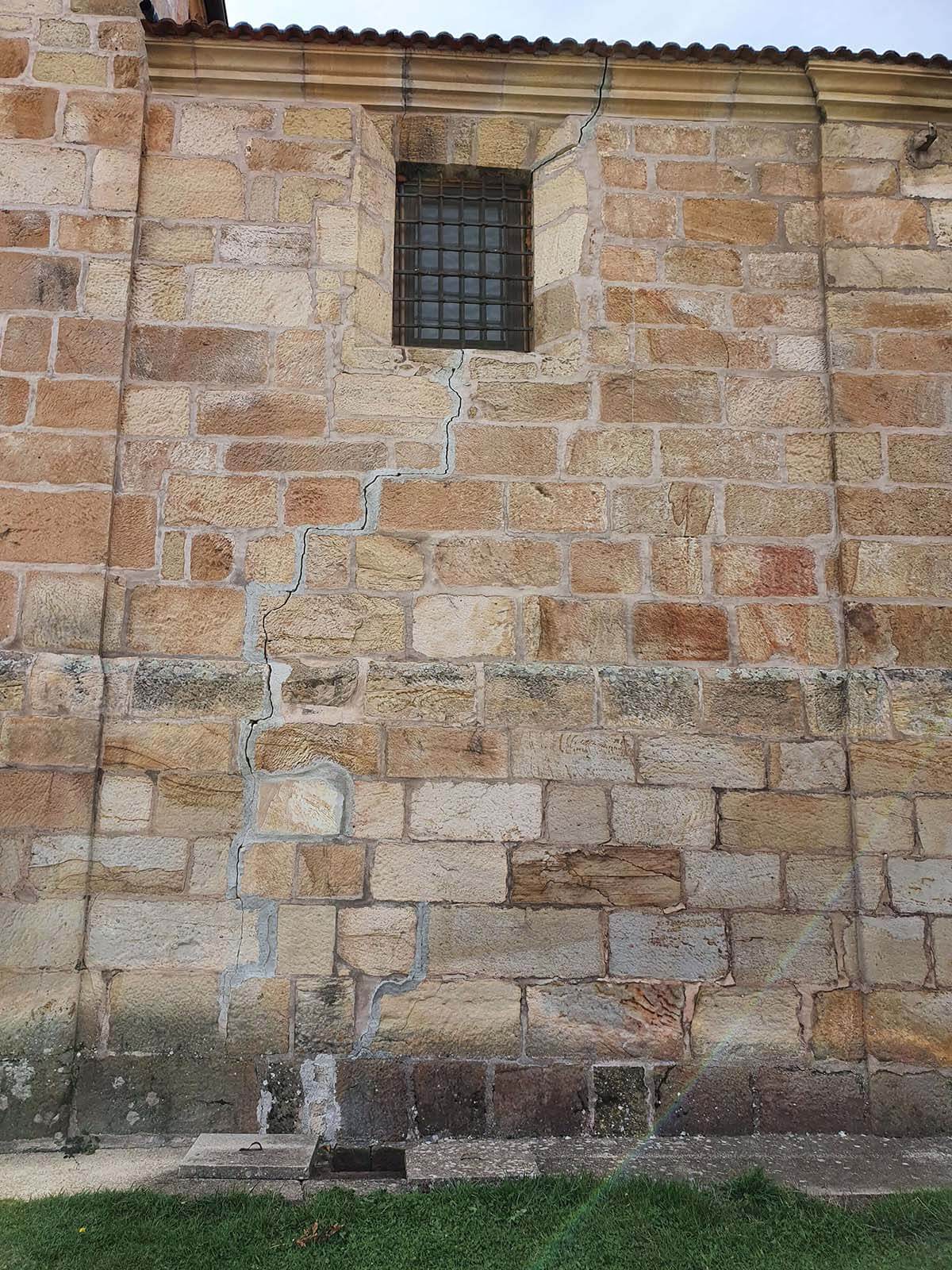 Grietas en la fachada