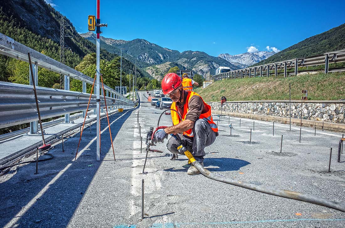 Consolidación del pavimento de una carretera con inyecciones de resina