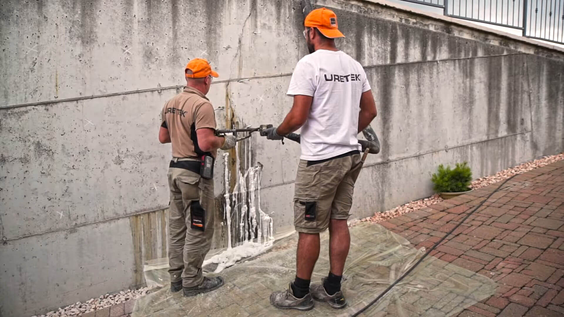 Detención de filtración de agua en muro