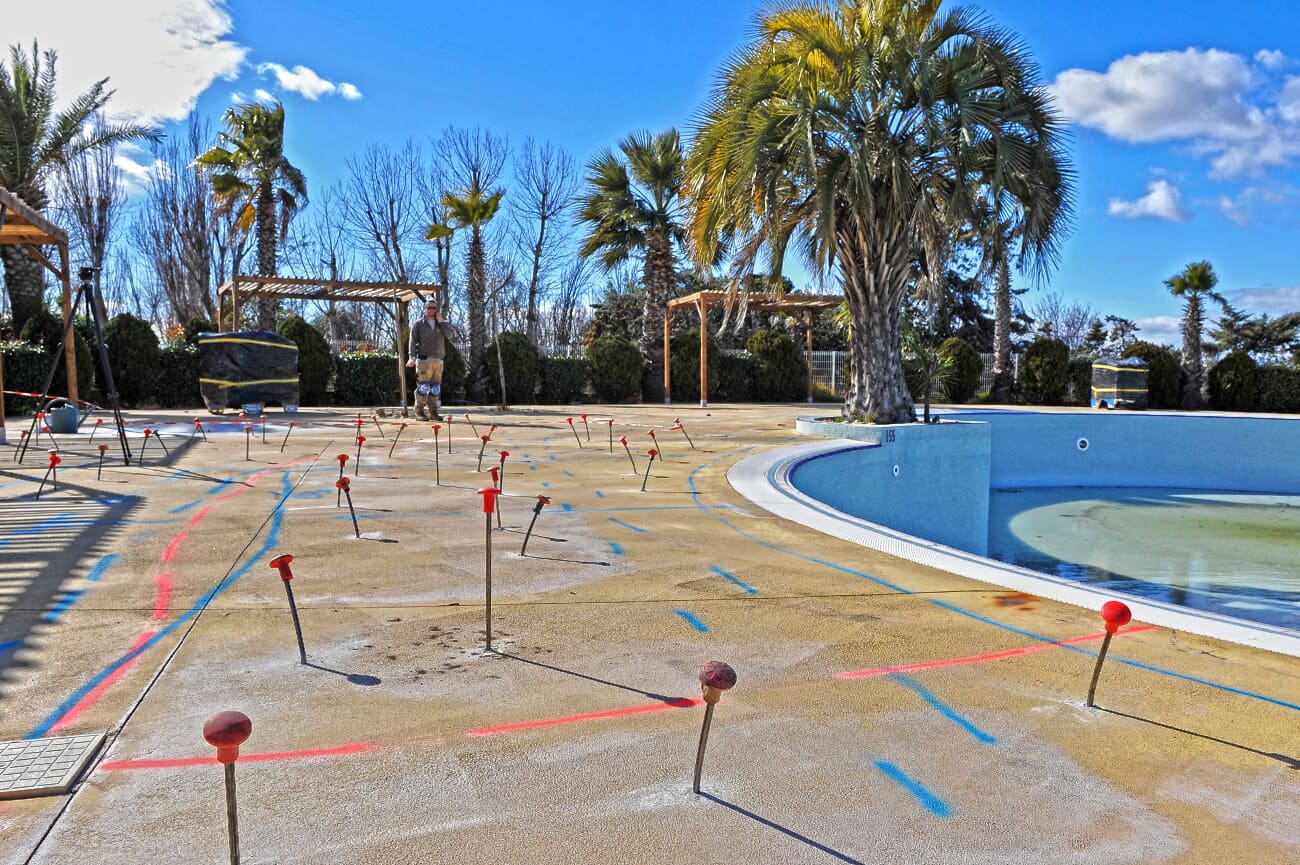 Estabilización y levantamiento de pavimento de una piscina