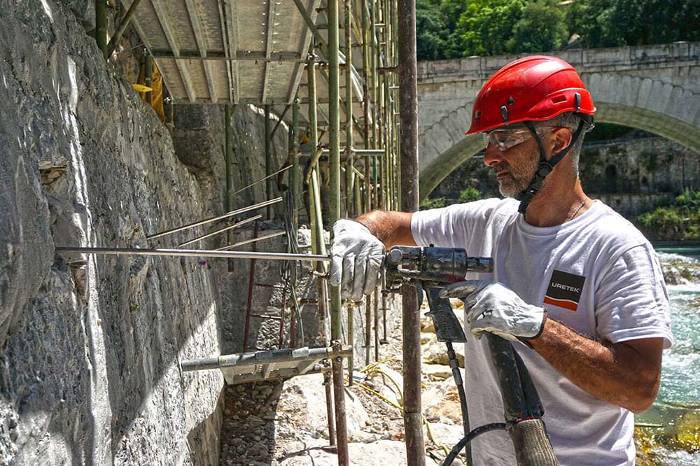 Perforación de un muro de contención