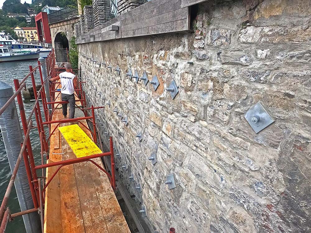 Tirantes de anclajes en muro de contención