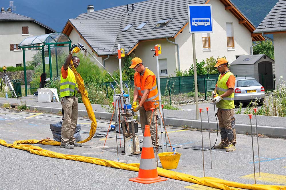 Inyecciones de resina para la consolidación del pavimento de una carretera