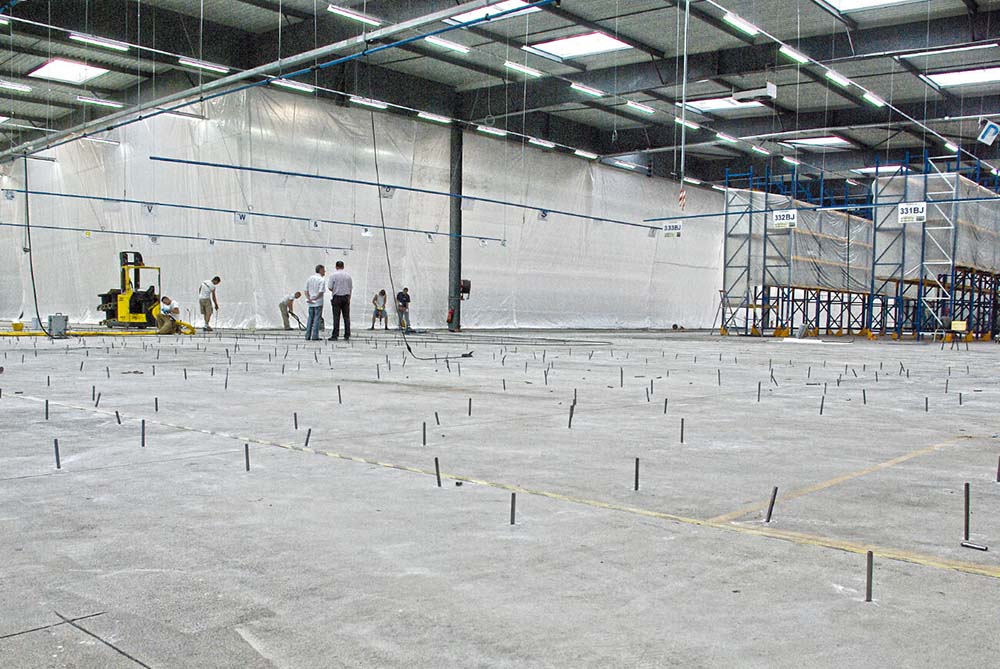 Elevación del pavimento industrial con inyecciones de resina