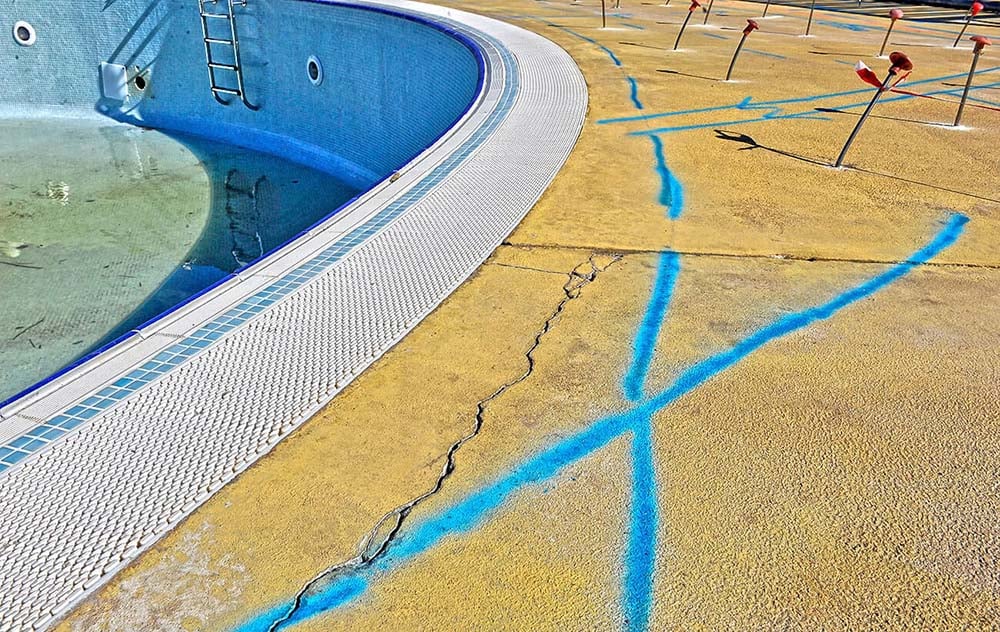 Restauración de planeidad del pavimento de una piscina