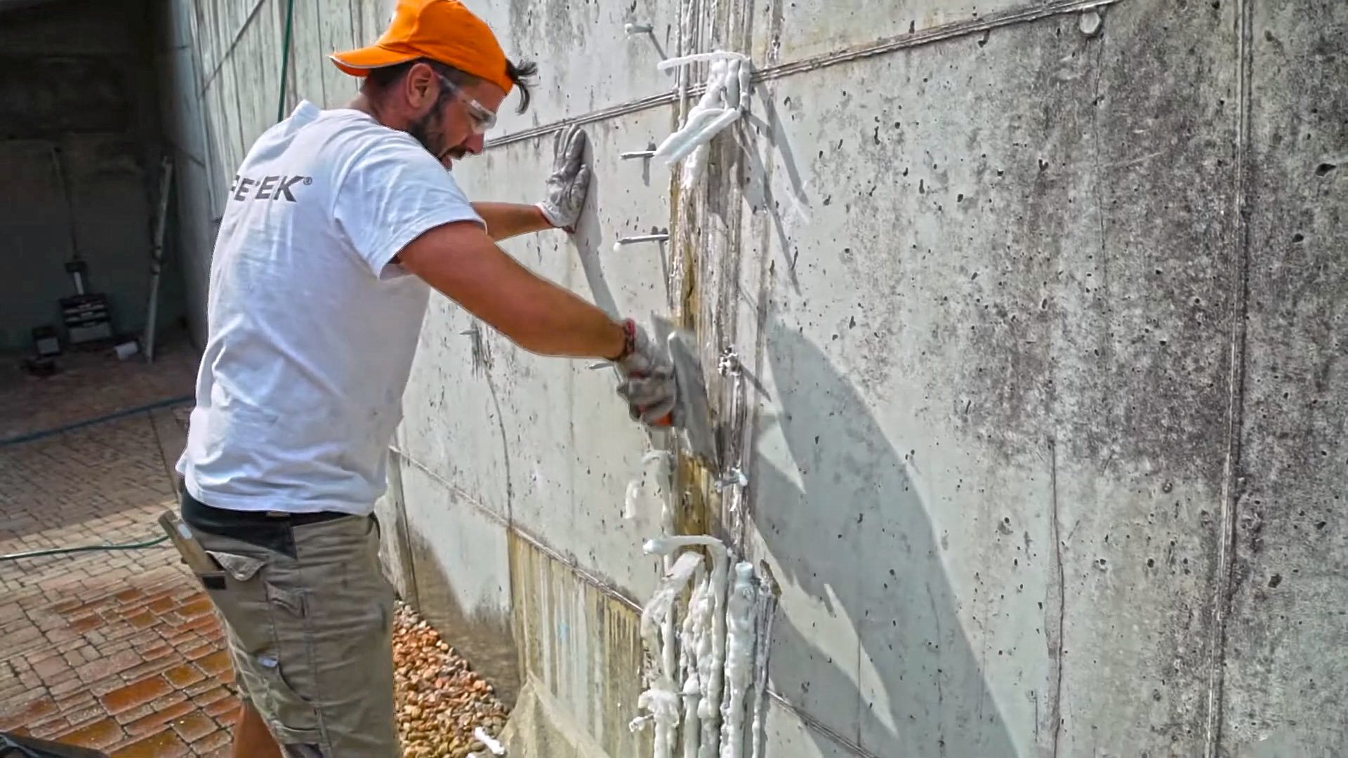 Filtraciones de agua en la pared de un garaje